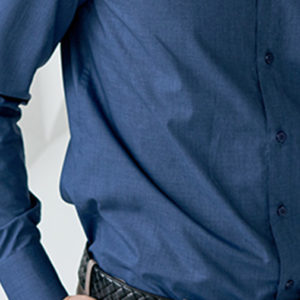 Herrenhemd Black Sim 9037-9576 - klassisches blaues Herrenhemd aus Baumwolle mit breiten Bündchen.